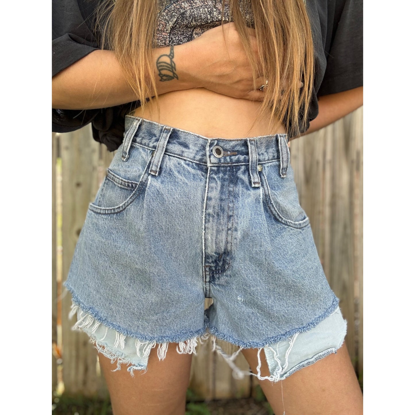 90's Levi's silverTab Medium Wash Cut Off Raw Hem Denim Jean Shorts 32