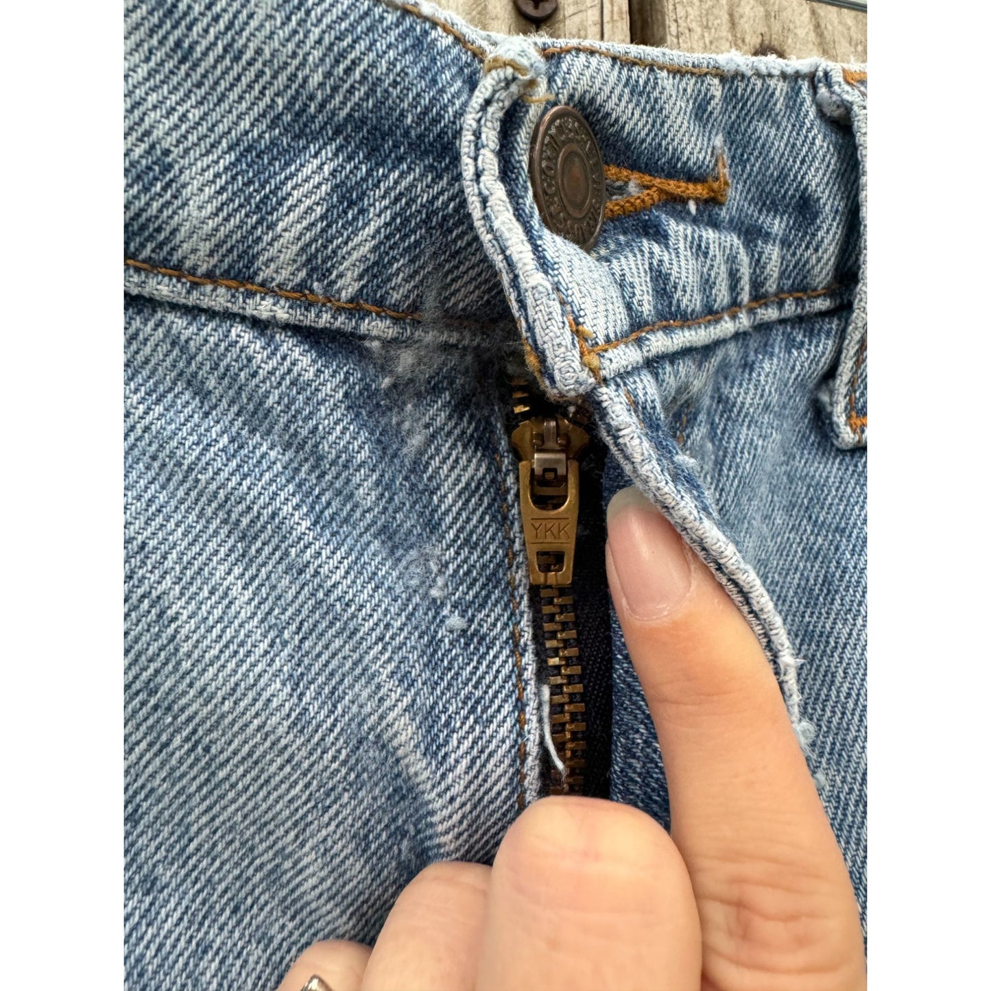 97' Levi's 550 Relaxed Fit Cut Off Raw Hem Denim Jean Shorts 34