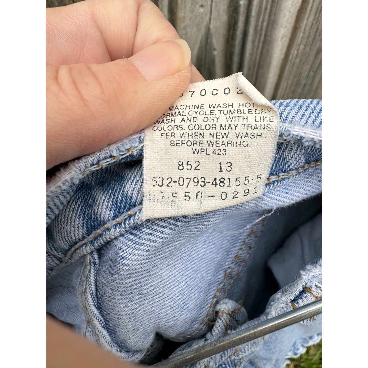 93' Levi's Women's 532 Light Wash Cut Off Raw Hem Denim Jean Shorts 7
