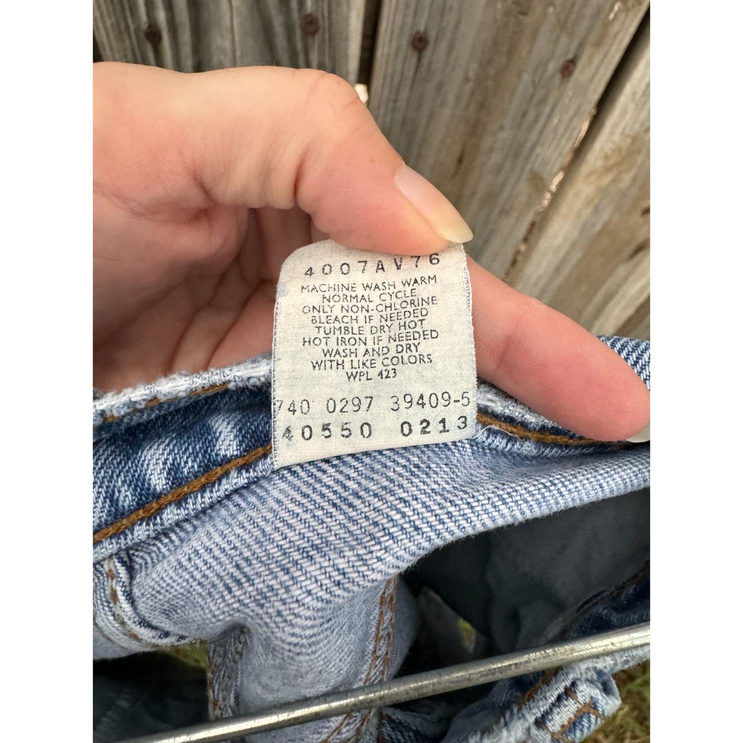 97' Levi's 550 Relaxed Fit Cut Off Raw Hem Denim Jean Shorts 34
