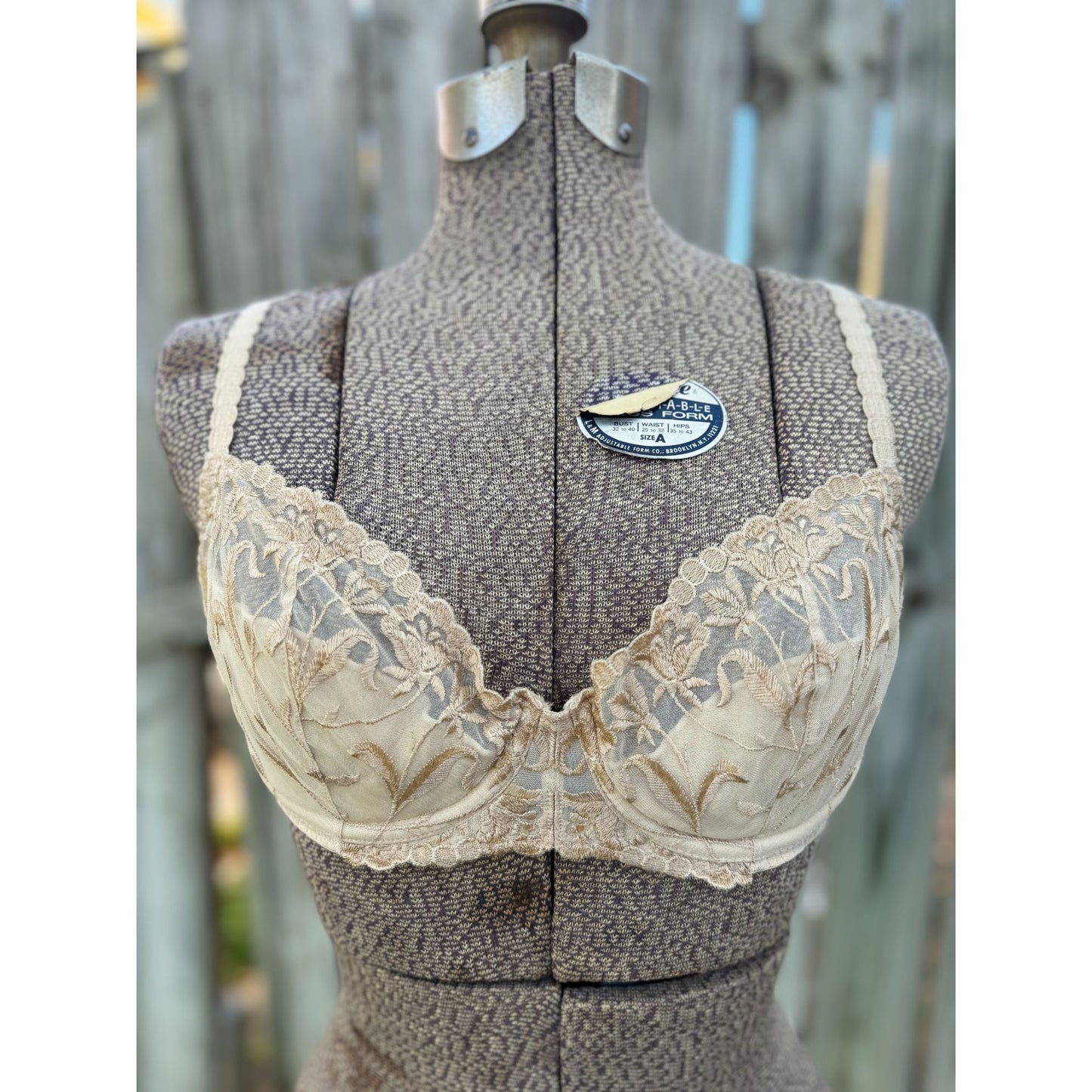 90's Victoria's Secret Nude Lace Underwire Bra 34C