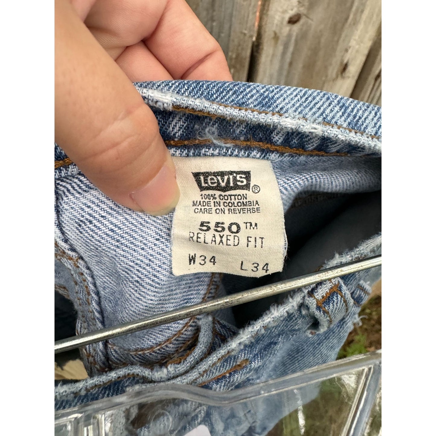 97' Levi's 550 Relaxed Fit Cut Off Raw Hem Denim Jean Shorts 34