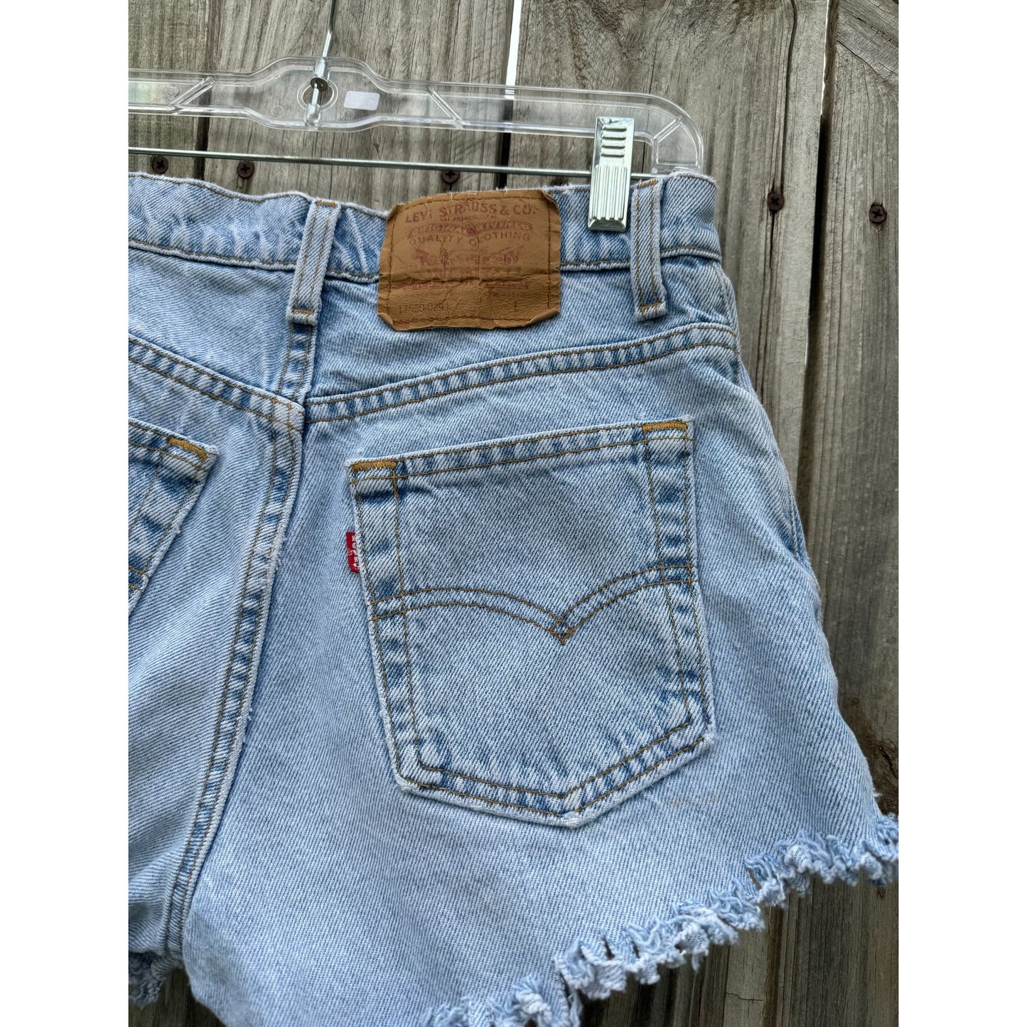 93' Levi's Women's 532 Light Wash Cut Off Raw Hem Denim Jean Shorts 7