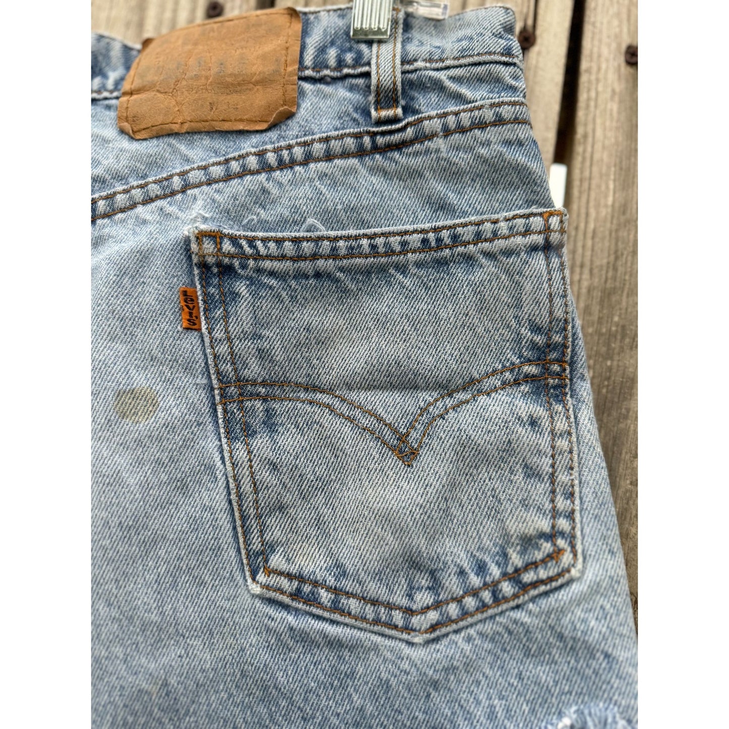 97' Levi's 550 Relaxed Fit Cut Off Raw Hem Denim Jean Shorts 34