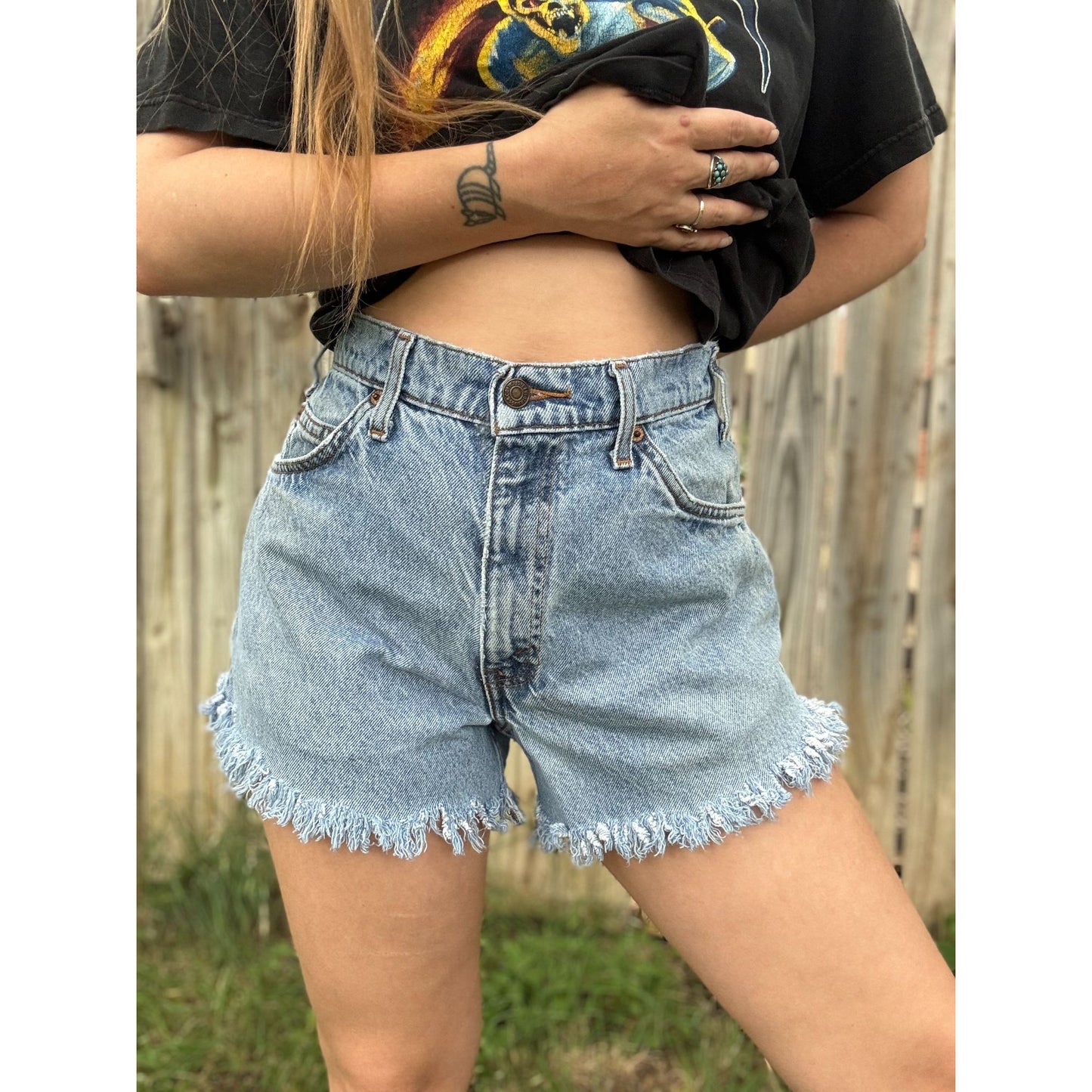 97' Levi's 550 Relaxed Fit Cut Off Raw Hem Denim Jean Shorts 34