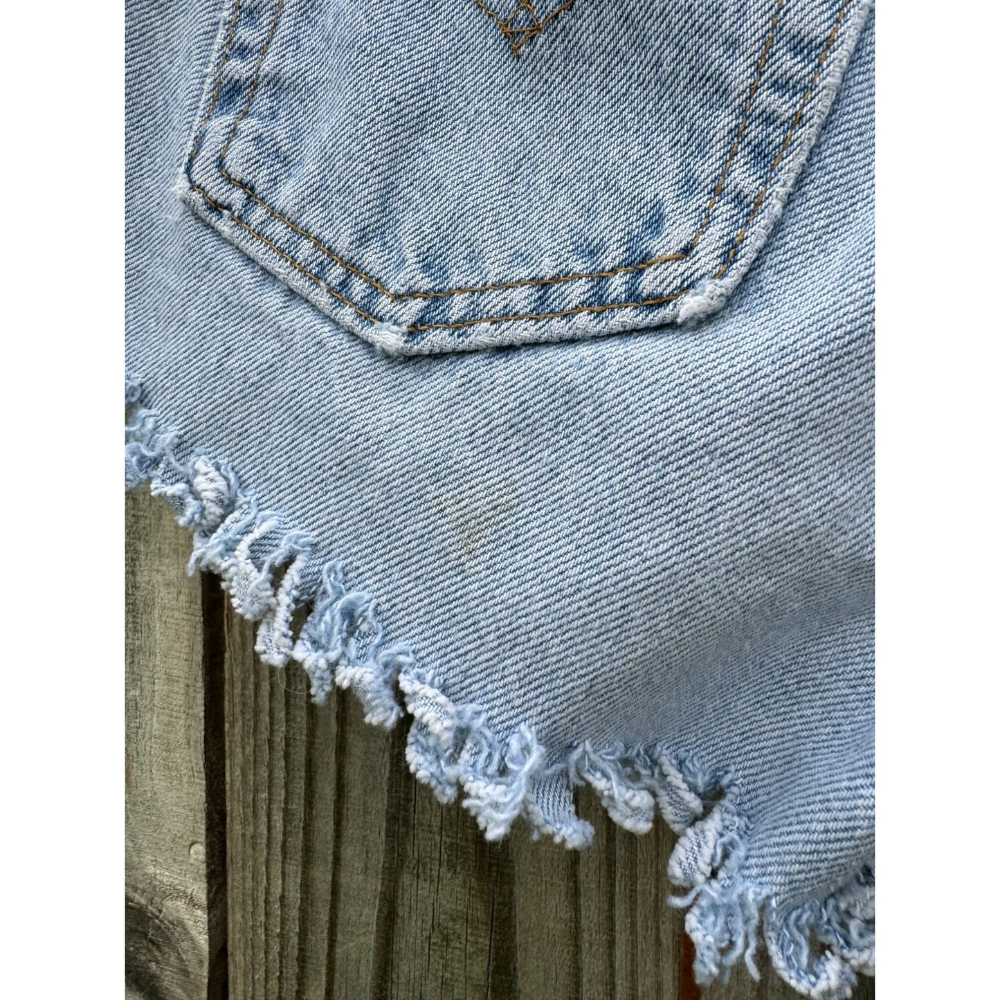 93' Levi's Women's 532 Light Wash Cut Off Raw Hem Denim Jean Shorts 7