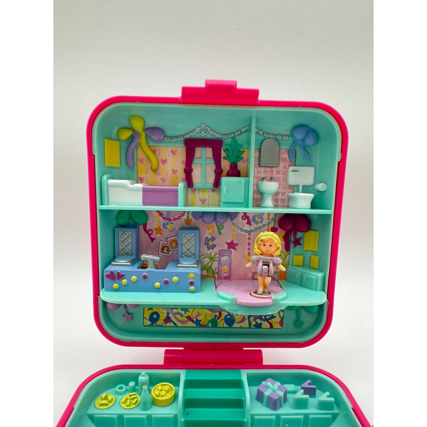 1989 Polly Pocket Partytime Surprise Compact w/ 1 Figure