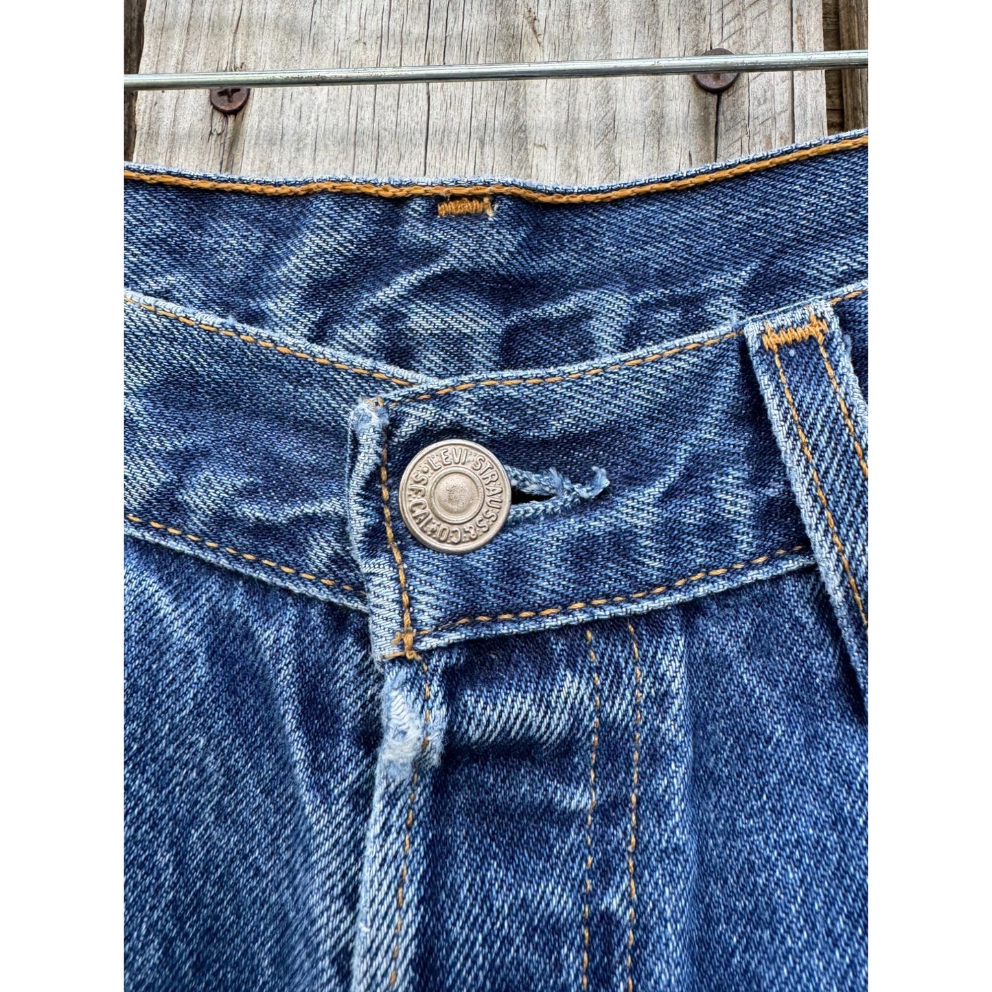 01' Levi's 501 Dark Wash Cut Off Raw Hem Denim Jean Shorts Size 30