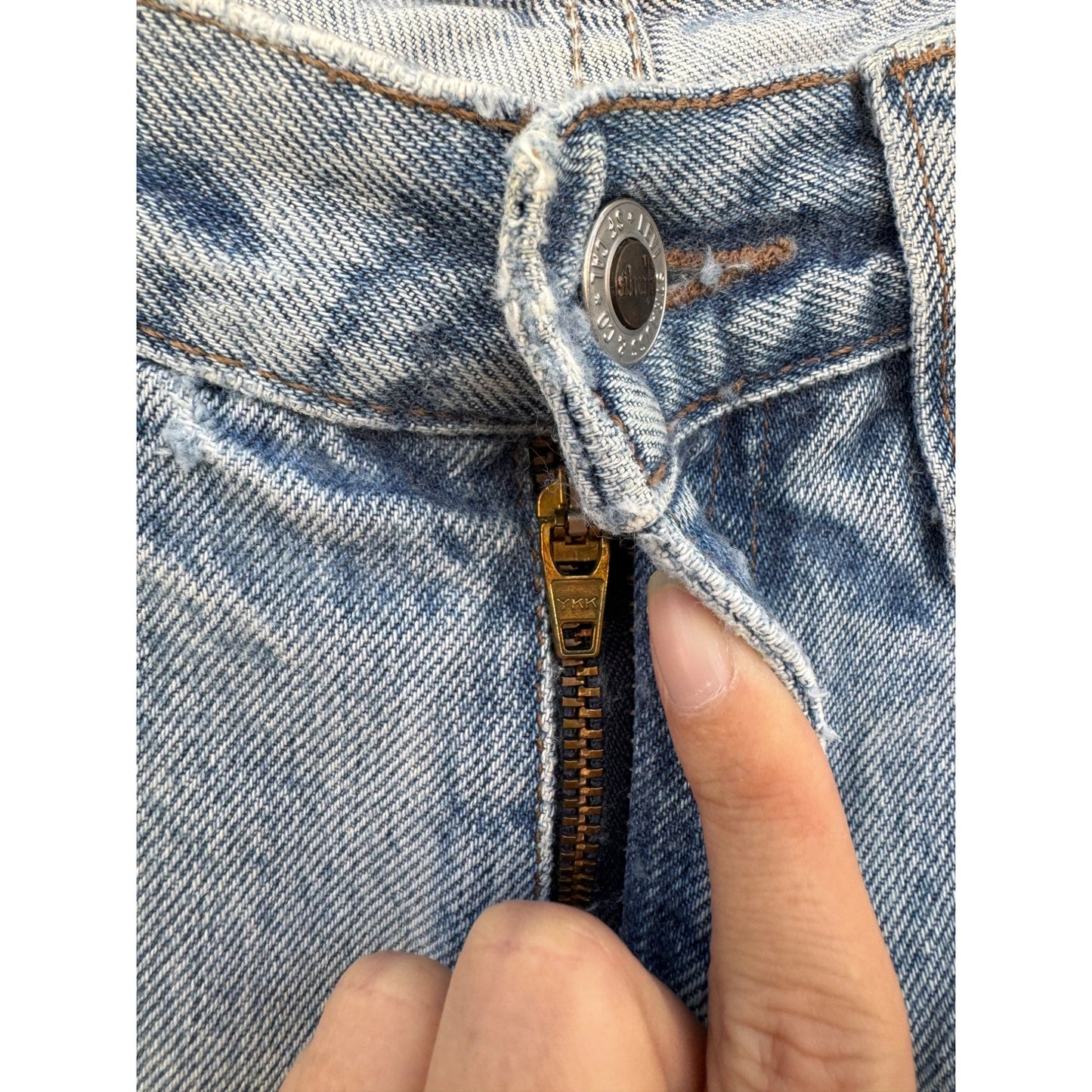 90's Levi's silverTab Medium Wash Cut Off Raw Hem Denim Jean Shorts 32
