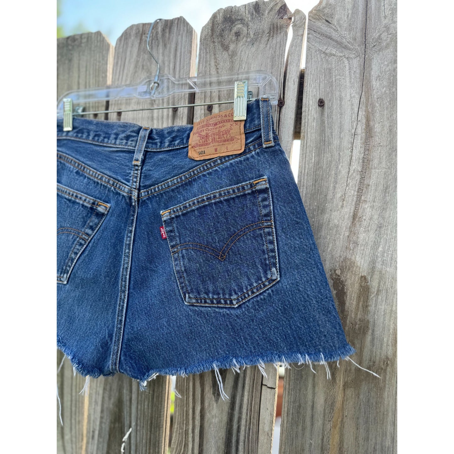 01' Levi's 501 Dark Wash Cut Off Raw Hem Denim Jean Shorts Size 30