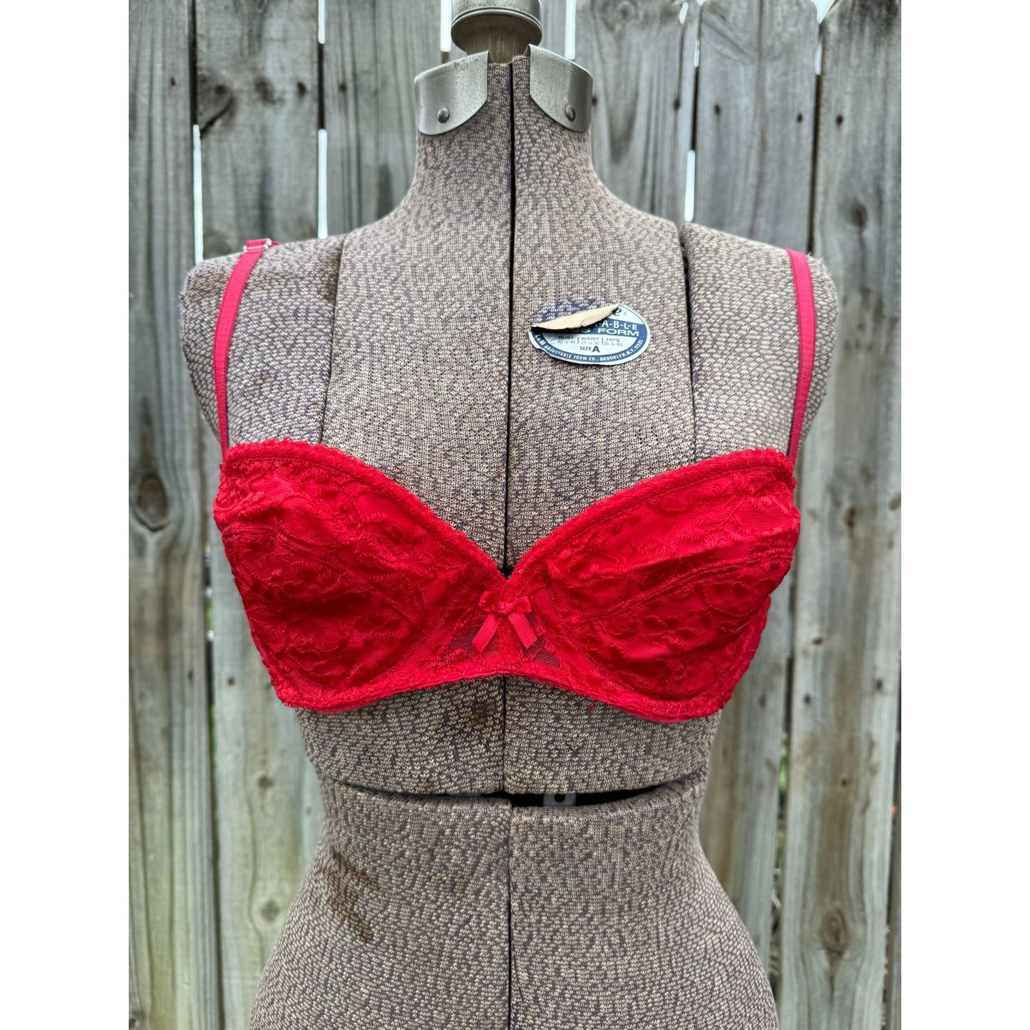 90's The Loveable Co. Red Lace Underwire Bra 36C